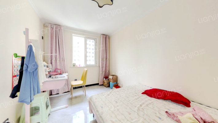 精装三室，视野宽阔，中间层全天采光房本满五唯一-卧室C