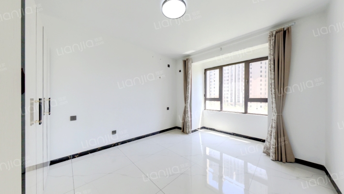 样板间户型三居，双通透户型，精装优选房-卧室A