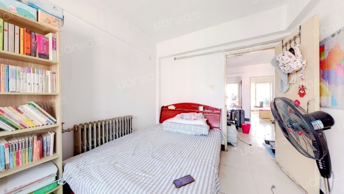 此房满五，双卧客厅带阳台都朝东，采光好，东西通透-卧室A