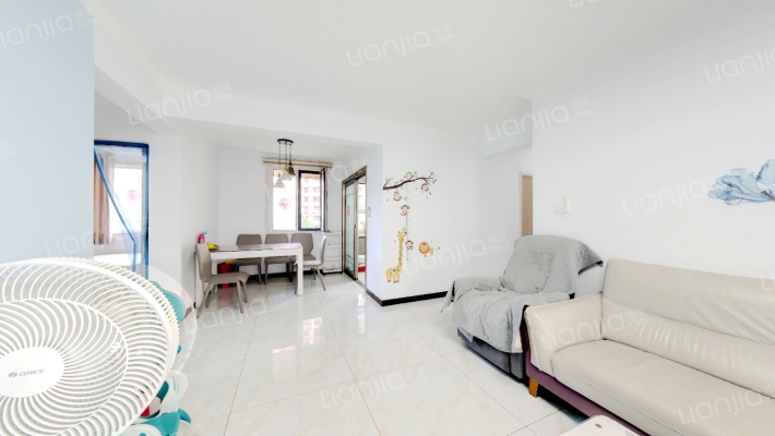 通透三居室 房本满二  有装修 带车位和地下室-客厅