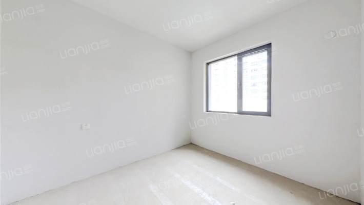 此房是边户，毛坯房，随意装修，名厨双明卫-卧室A