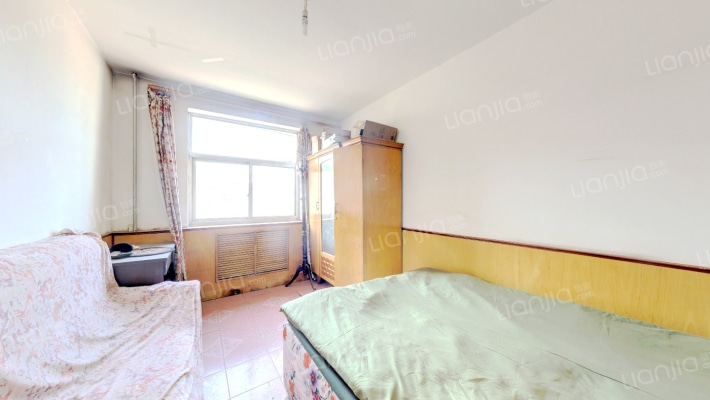 房本满五，南北通透三居室，得房率高，还有一个小房-卧室B