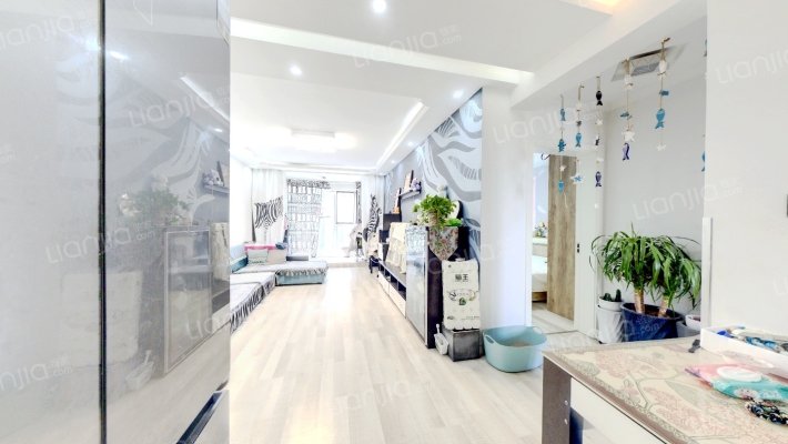 南北通透三居室，自住标准装修，视野开阔采光好-客厅