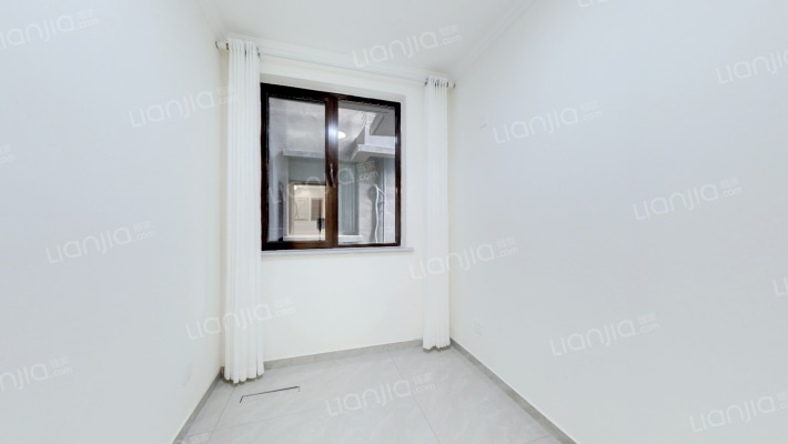 此房南向三居室，好位置，自住硬装-卧室B