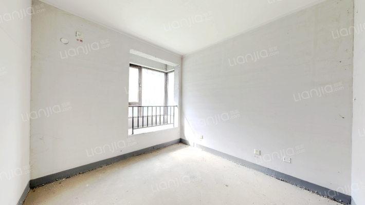 此房目前房本在手 方便交易 集中供暖 带车位-卧室B