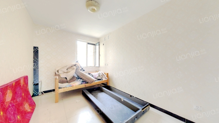 南北通透小三居室，明厨明卫 ，中间楼层 。-卧室C