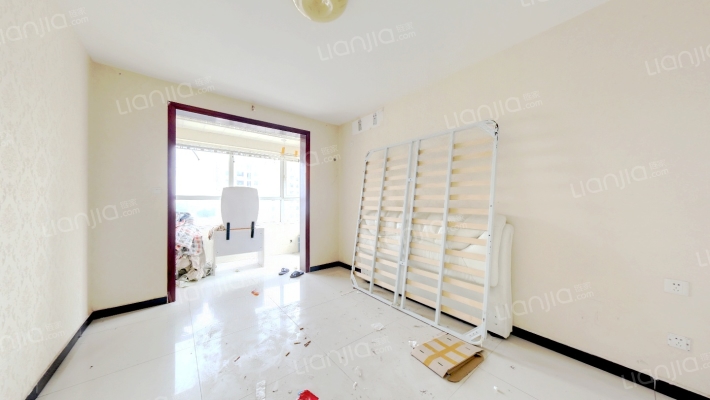 南北通透小三居室，明厨明卫 ，中间楼层 。-卧室B