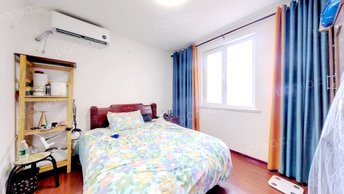 房子本唯一朝南两居中间楼层，户型 方正没有浪费空间-卧室A