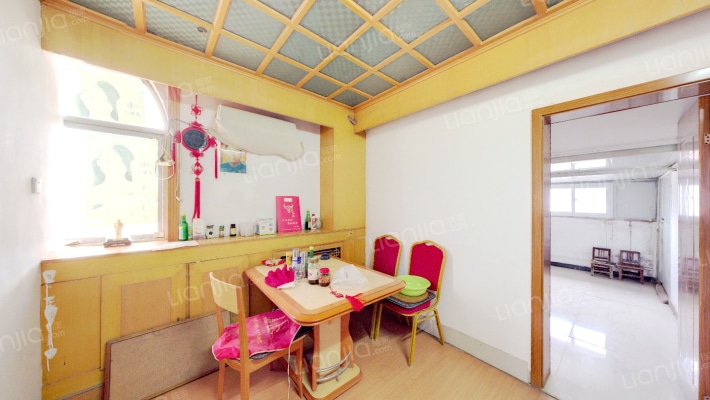 南江一期，四室朝阳的户型，居住舒适，小区有幼儿园-餐厅