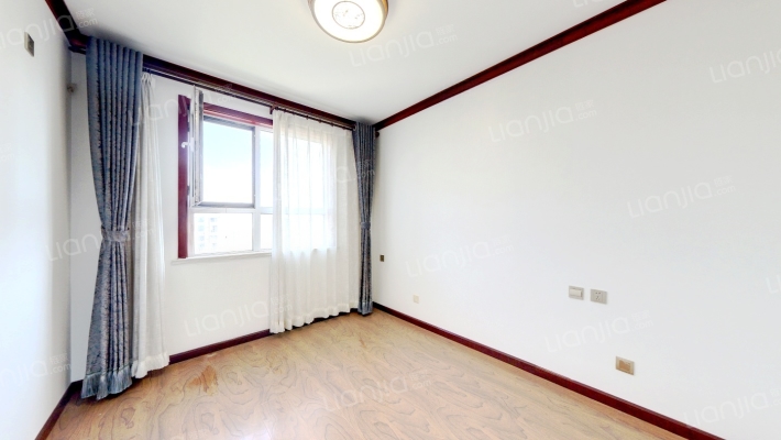 此房是满二年的，经典南北三居室，自住装修标准-卧室B