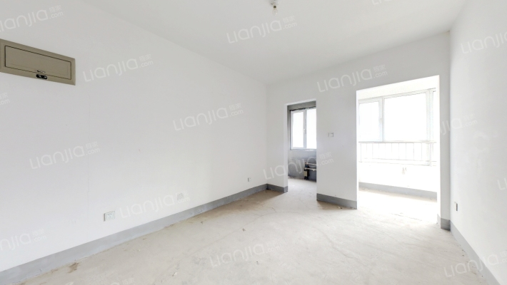 正规一居，南向，房本满五，毛坯随意装修-客厅