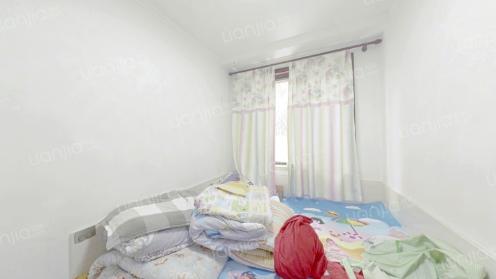 纯南三居，业主精心装修，南面带50平小院可以种花草-卧室B