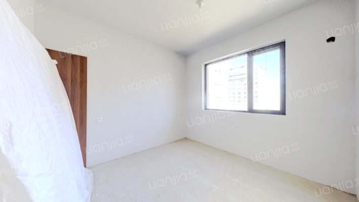 高铁板块南北通透四居室，三面宽朝南，一梯两户-卧室C