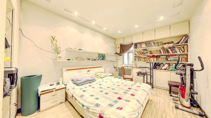 此房南北格局，带装修，交通便利，出门就有公交-卧室B