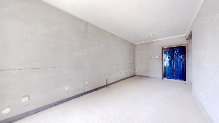 房子中间楼层毛坯房，户型方正没有浪费空间，集中供暖-客厅