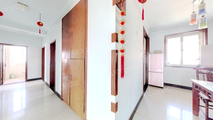 南北通透大三居，客厅朝南，户型方正，房本满五-餐厅