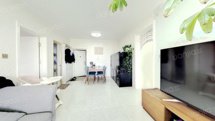 业主诚心出售，精装修，采光好，看房方便-客厅