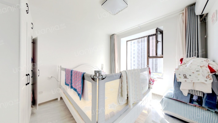 本房是经典的南北通透的三居室，精装修拎包入住，-卧室B