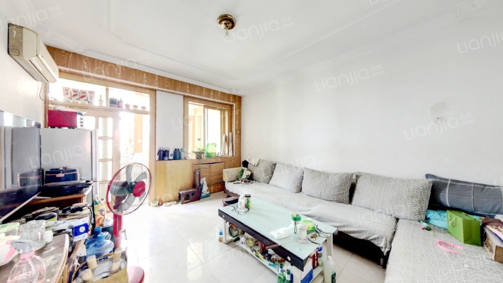 南北通透三居室，带简单装修，拎包入住。-客厅