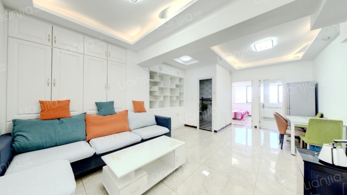 钻石商圈 房本满五 精装电梯房 南北两居 有钥匙-客厅