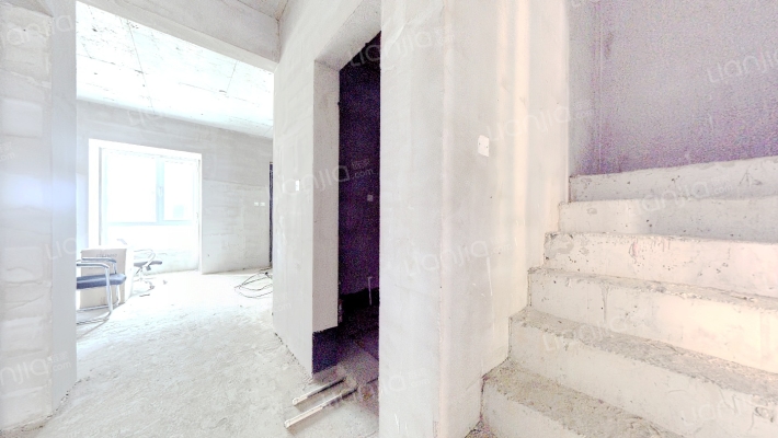 园林社区 天然氧吧 房本满五 宜居社区-客厅