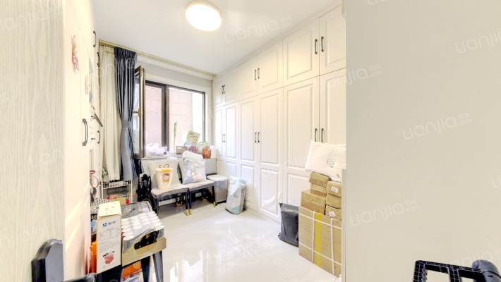 精装修业主自住 有车位和地下室 南北通透大三居-卧室A