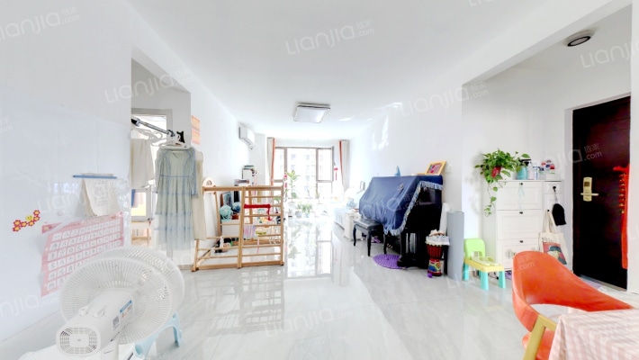 本房是经典的南北通透的三居室，精装修拎包入住，-客厅