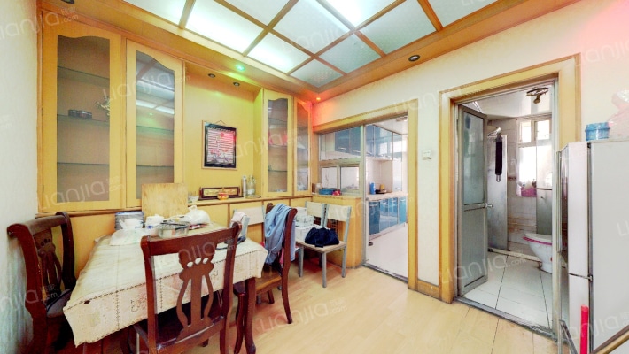 开发区槐林新村三阳开泰带地下室房本满五税费低-餐厅