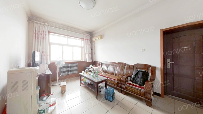 市区小两居，广场北侧位置好，价格可谈-客厅