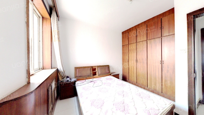 房子是南北通透的两居，主卧客厅朝南，次卧和厨房朝北-卧室B