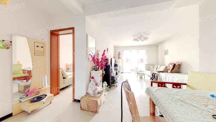 一层带小院，中等装修3居，集中供暖-客厅