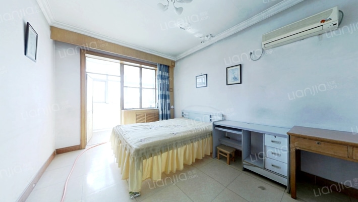 业主诚心出售，看房方便，房本满五，简装。-卧室A