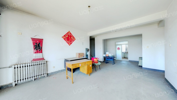 此房满五，公摊小，出行方便，生活配套全。-客厅