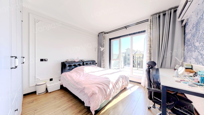 花园洋房顶层带阁楼，精装修，前后露台-卧室B