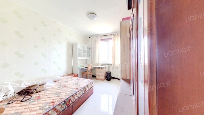 南北通透格局，房本满两年税费低，带家具家电，公摊小-卧室A