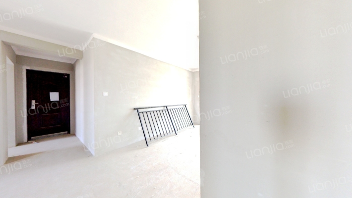 业主诚意出售，房本满二，户型方正，看房子方便。-客厅