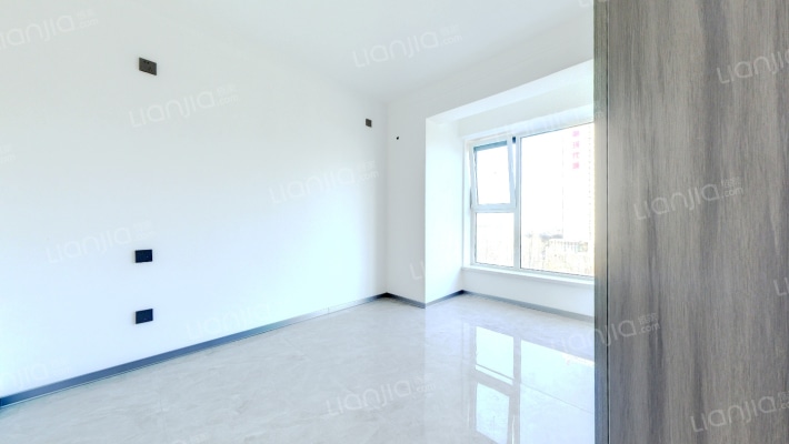 此房东南两居室，采光好.户型方正，配套齐全-卧室A