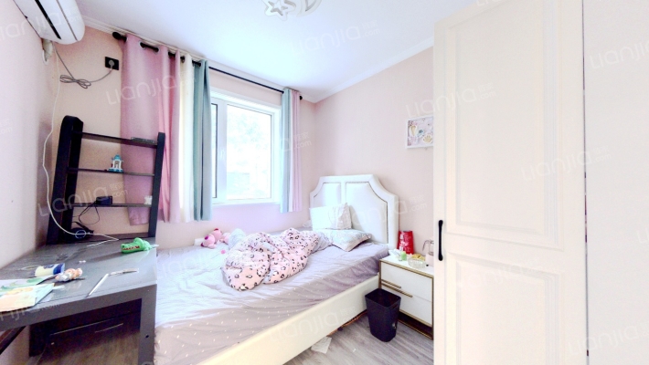 此房是下跃 5居两卫 186平 精装修就花了60多万-卧室D