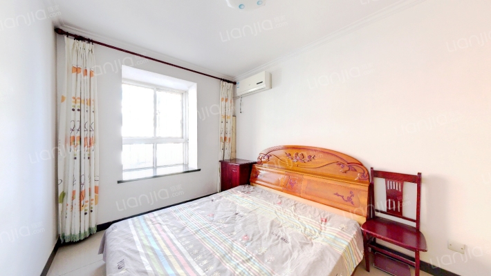 一梯两户板楼，小区密度低，车位充足。-卧室B