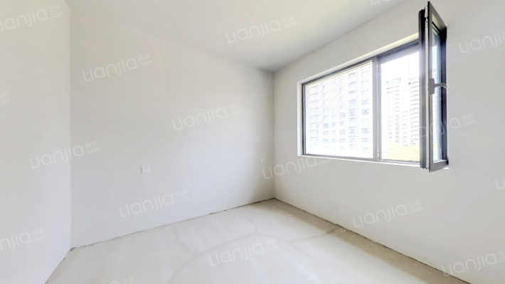 本房是经典的四叶草户型，房本满二南北三通透，双明卫-卧室C