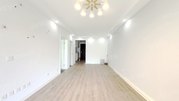 朝南两居室，户型方正，自住标准装修。-客厅