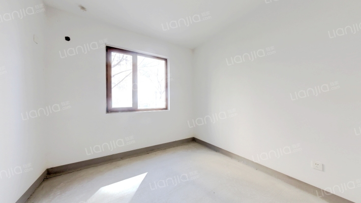 此房是洋房，电梯入户，带100平院 子。-卧室B