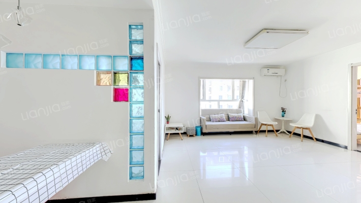 东南两居，视野宽阔，中间层 全天采光，精装-客厅