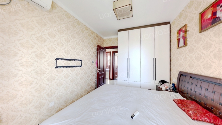 房子南北通透三居，房子户型方正没有浪费空间。-卧室C