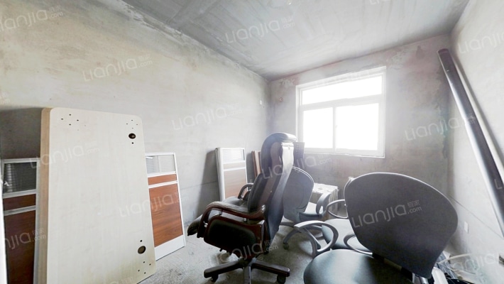 此房板楼，一梯两户的，小区地上免费停车位多-卧室B