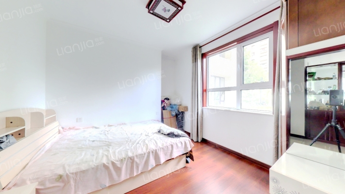 一层带院 东边户 精装修 眀厨卫 主卧转角窗 满二-卧室B