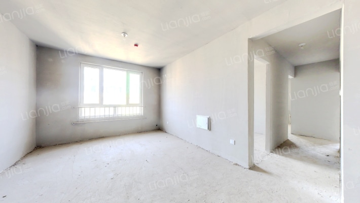 德信公园 北侧 东南向 中高层 满二-客厅