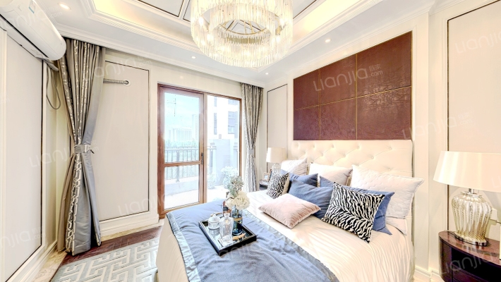 鸿坤理想尔湾，精装修上叠边户，带40平花园，带车位-卧室C