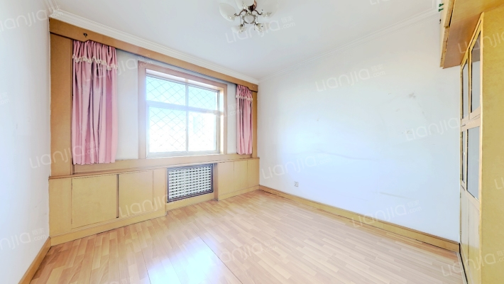 平安大街，好楼层，南北通透大三居80万-卧室B