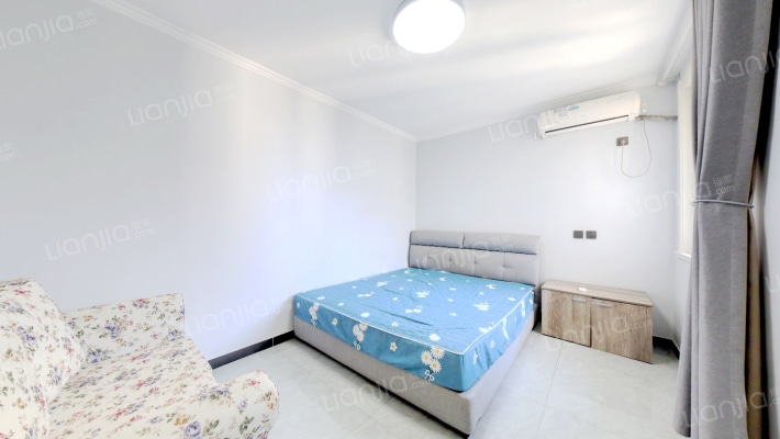 南向两居 精装修  保持的还不错-卧室A